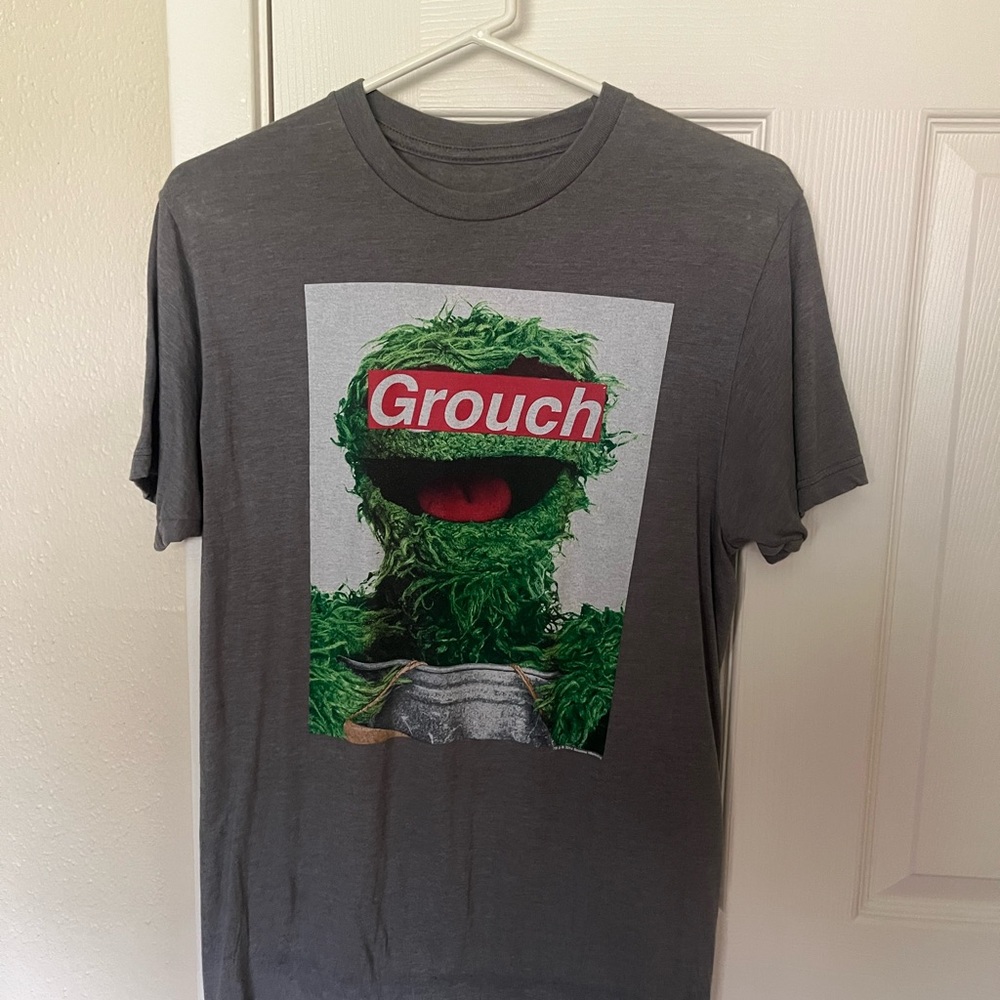 Pre owned.  Used. Men Gray Grouch Graphic T-Shirt   50 cotton 50 polyester